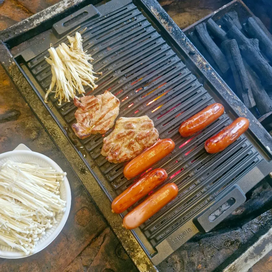야경 보며 즐긴 바베큐 상차림