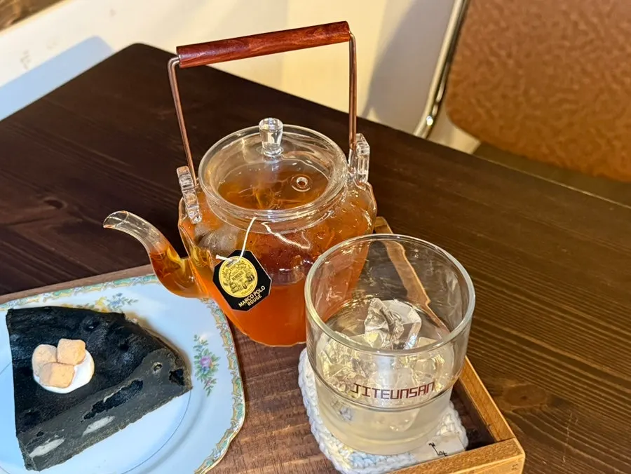 Earl Grey tea served in a teapot with a cup of ice