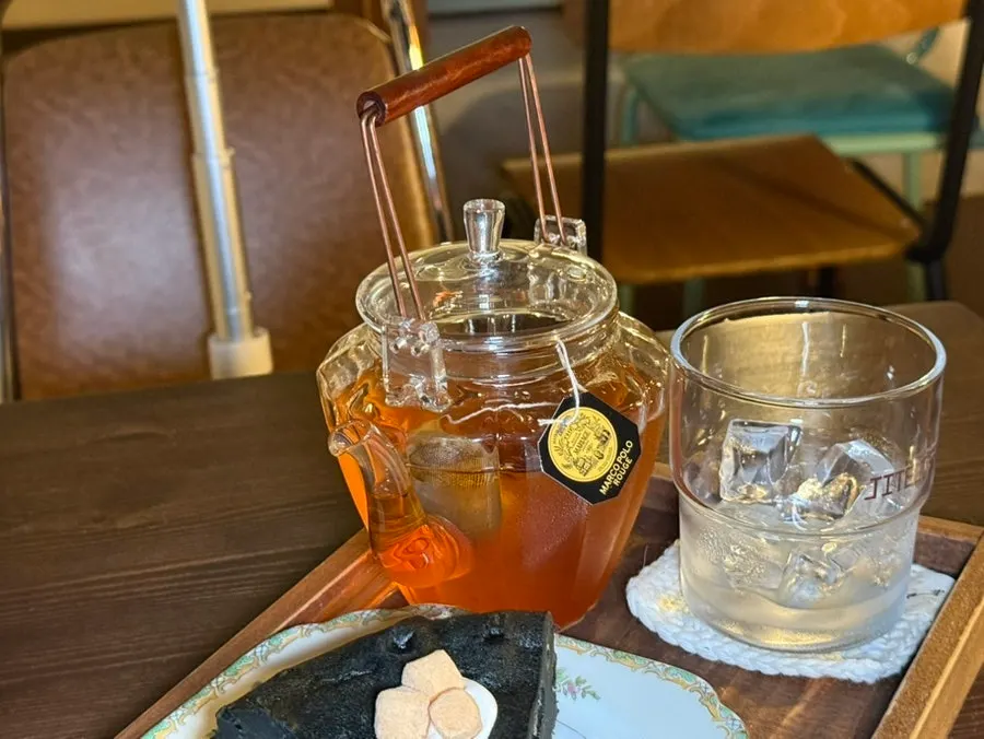 Cup printed with the Jitheunsan logo alongside iced Earl Grey tea
