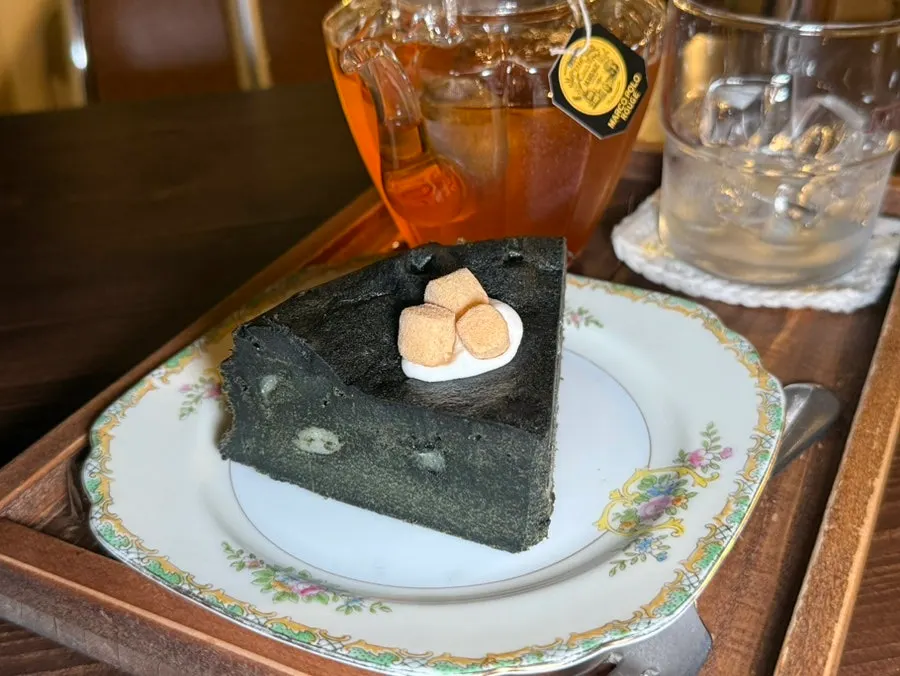 Dessert and tea on the table at Jitheunsan at night