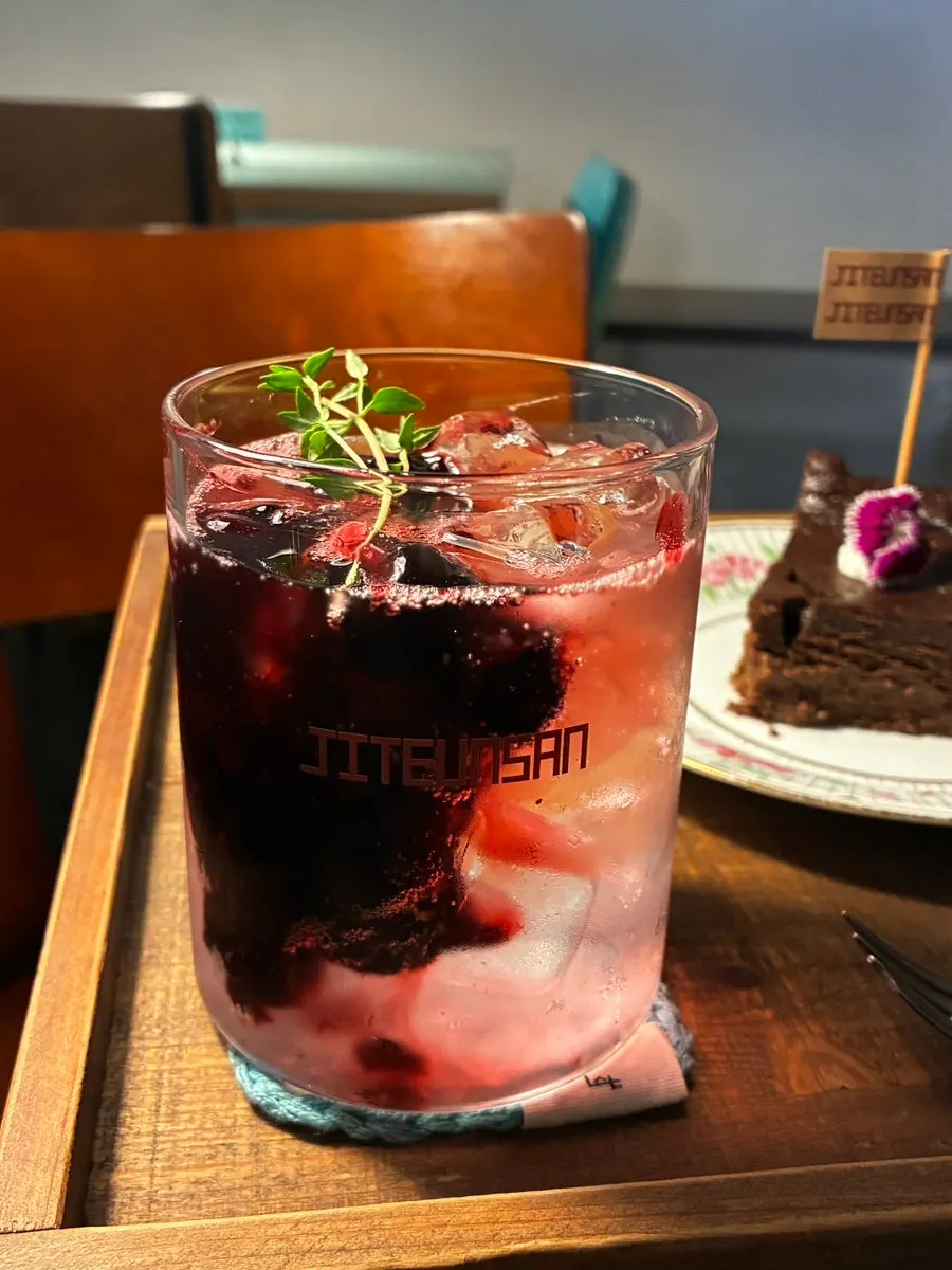 짙은산 블루베리에이드 한 잔