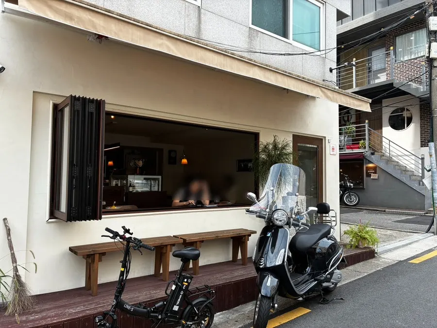 짙은산 카페 테이블 위 디저트와 음료