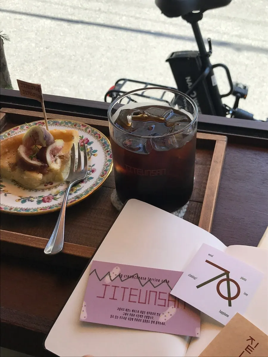포크로 자른 크림치즈 테린느 단면과 무화과