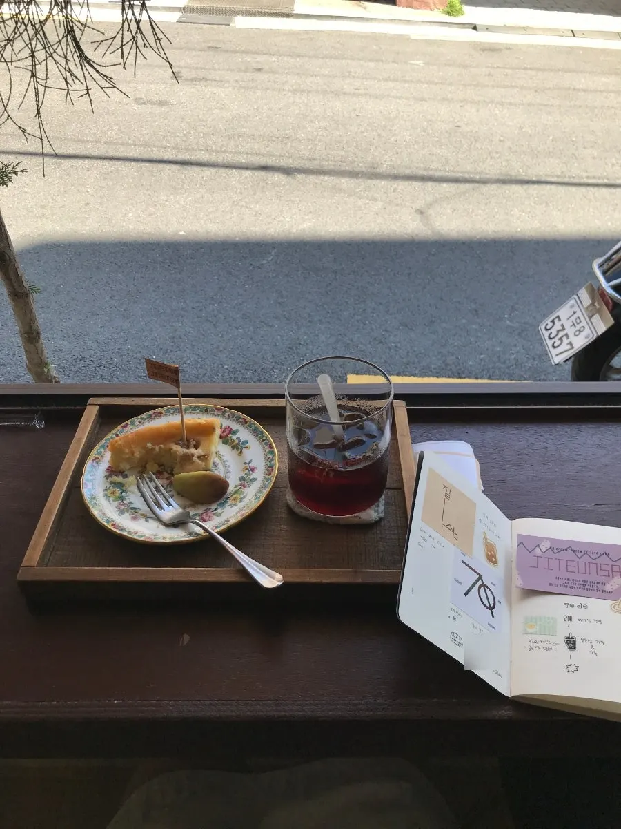 스티커로 다이어리 꾸미는 테이블 위 모습