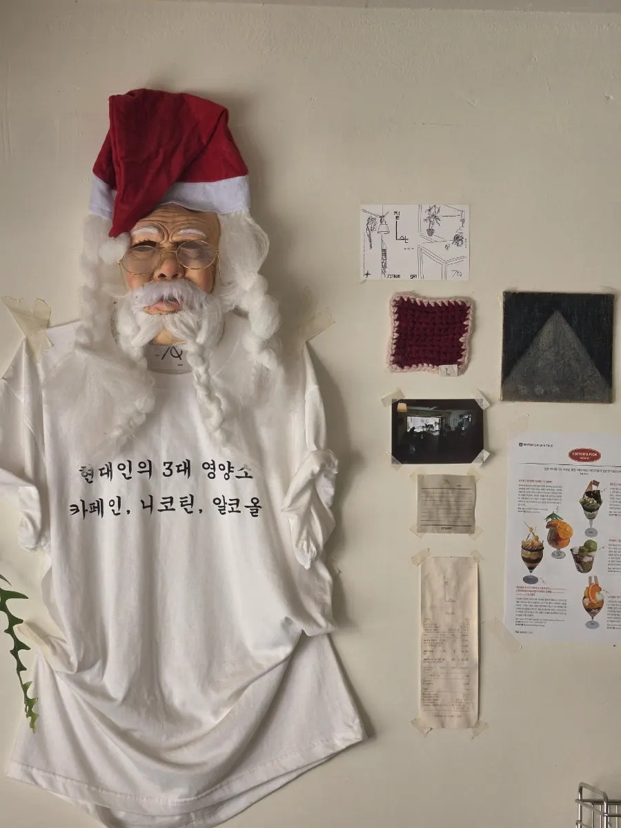 짙은산 벽면에 붙은 귀여운 산타 그림