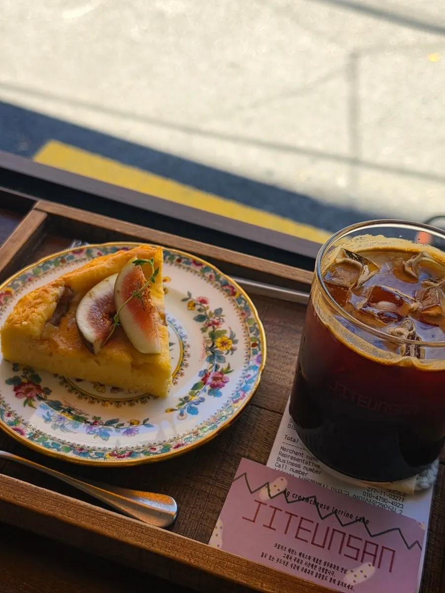 포크로 자른 무화과 크림치즈 테린느 단면