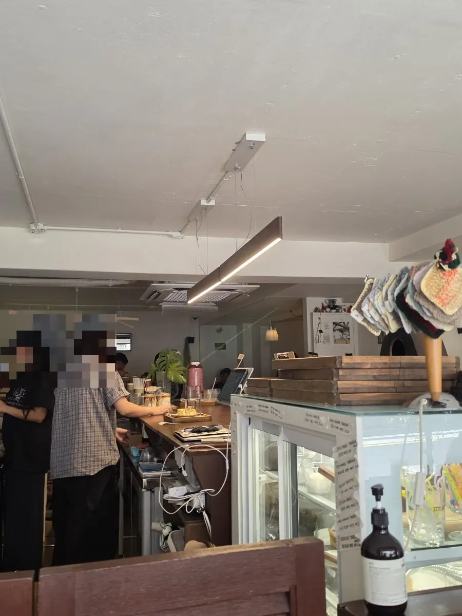 통창을 연 짙은산 창가 좌석