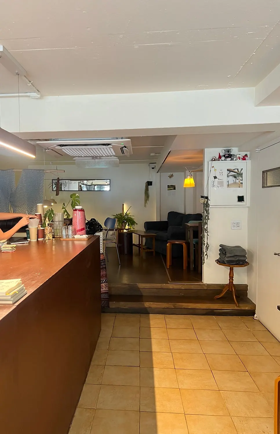Jitheunsan interior with separate work and conversation areas