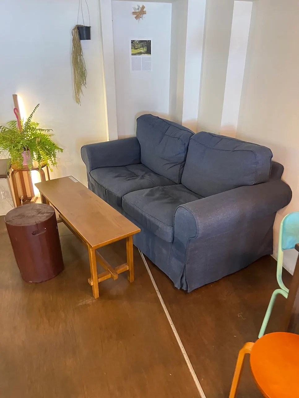 Calm indoor seating at Jitheunsan
