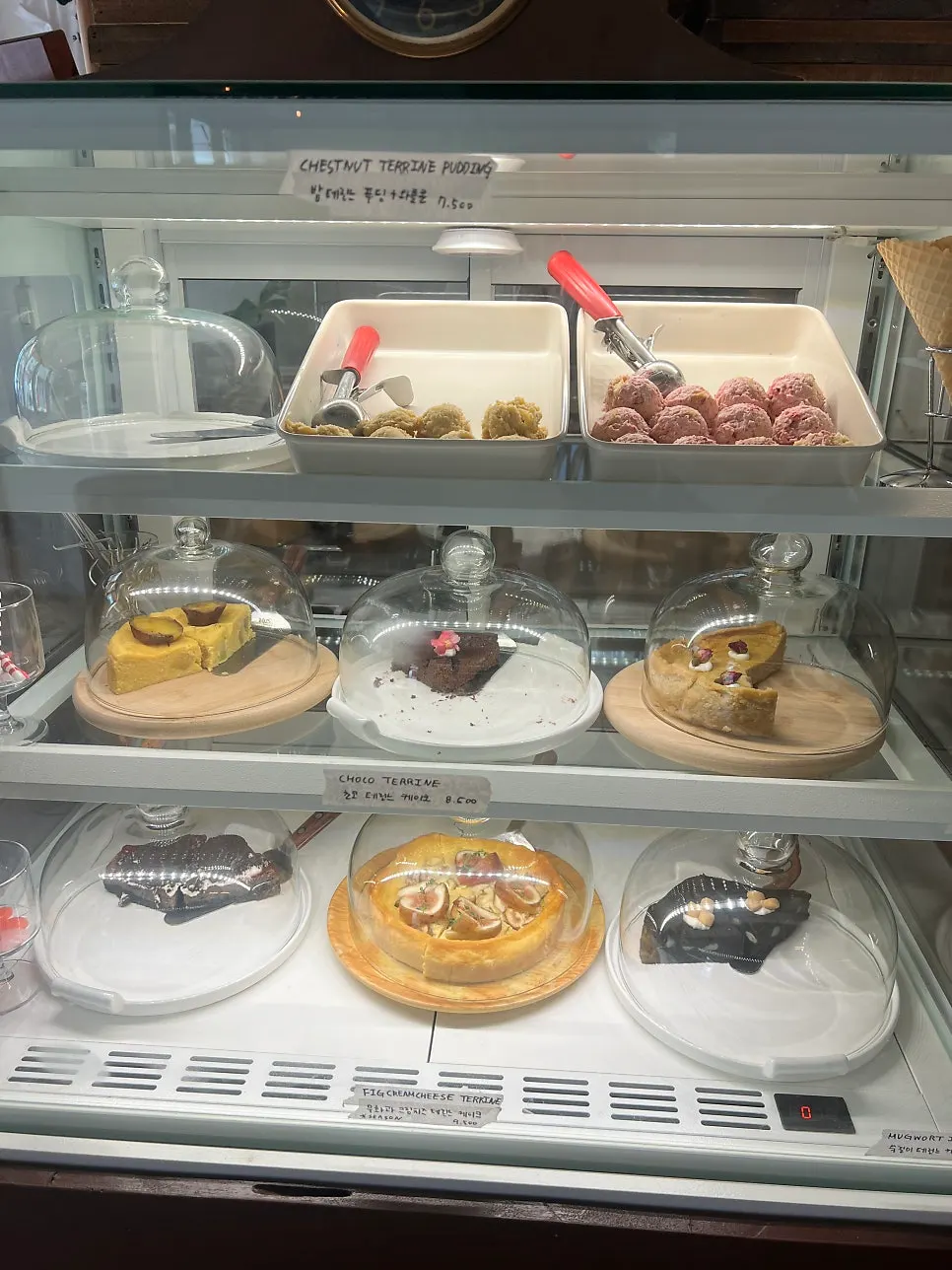 Jitheunsan display with a variety of desserts to browse