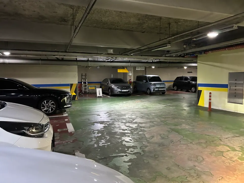 Underground parking lot offering 2 hours free