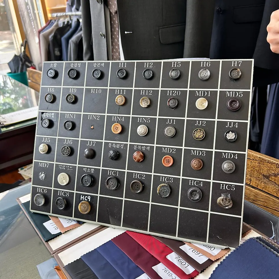 Button detail matched to the lining color
