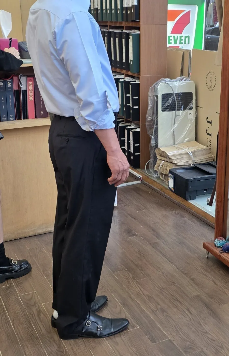 Suit display for father-of-the-groom consultation