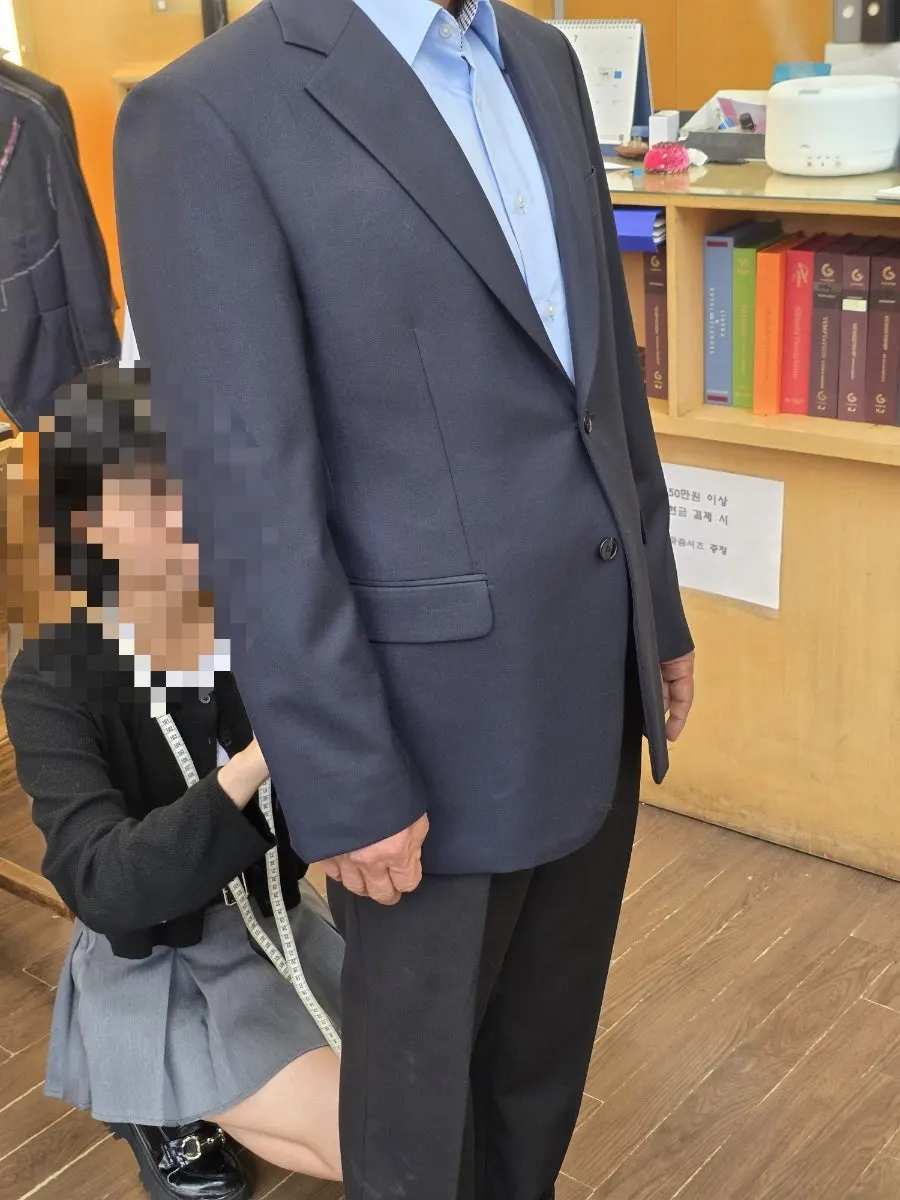 Checking the corrected jacket back silhouette