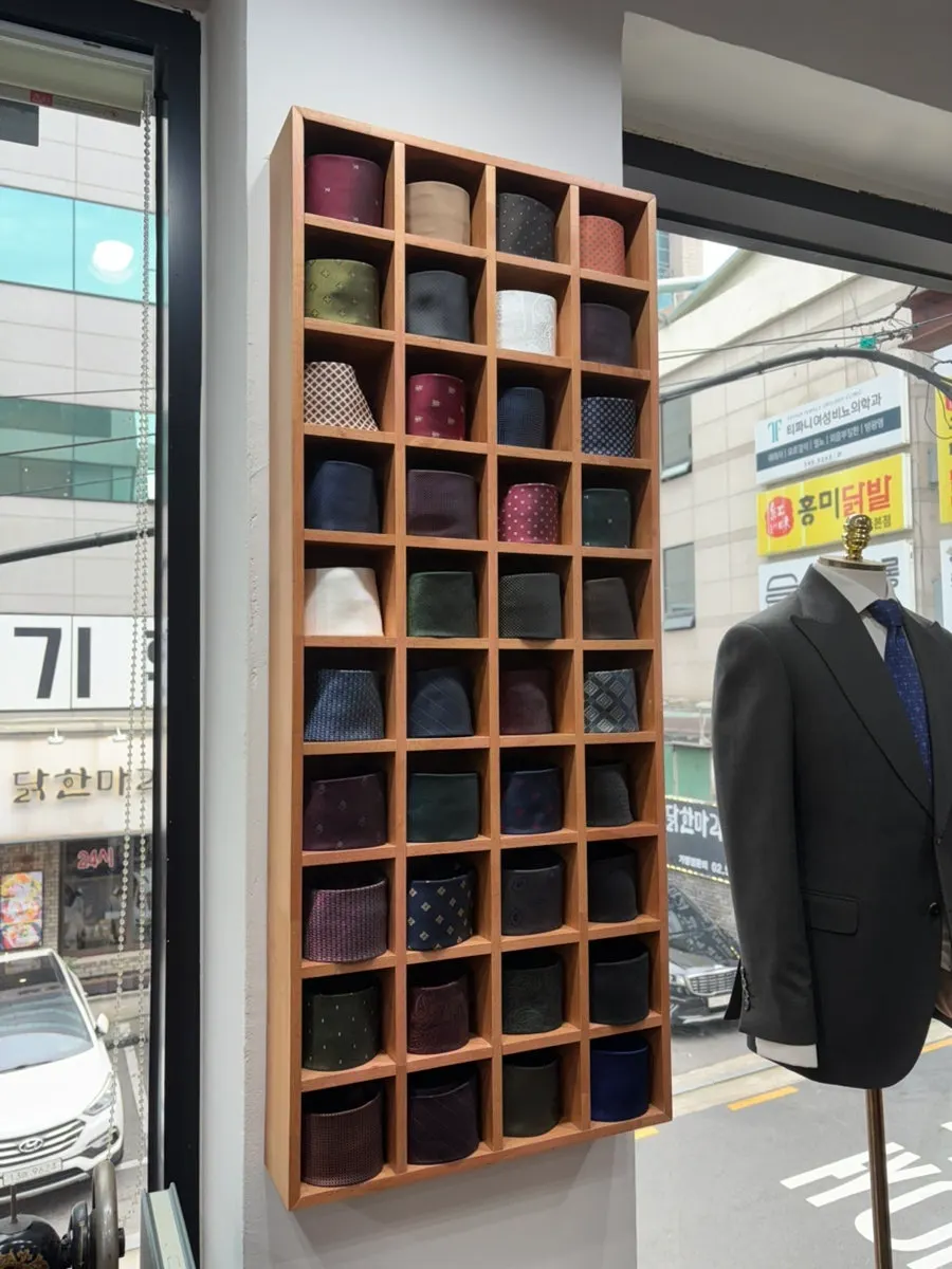 Consultation table with custom suit detail options