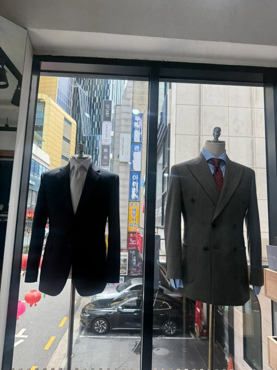 건물 2층 제이제이리퍼블릭 신사본점 매장 입구