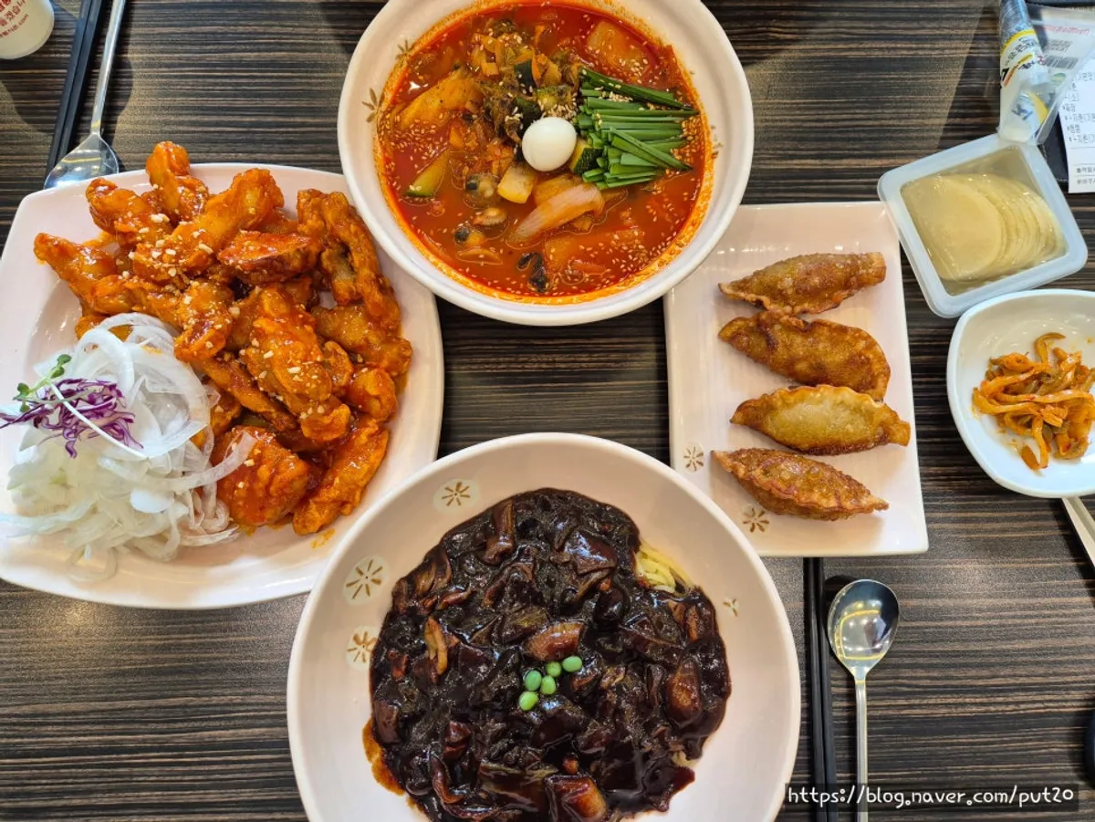 Table setting of basic spice jjamppong and jjajangmyeon
