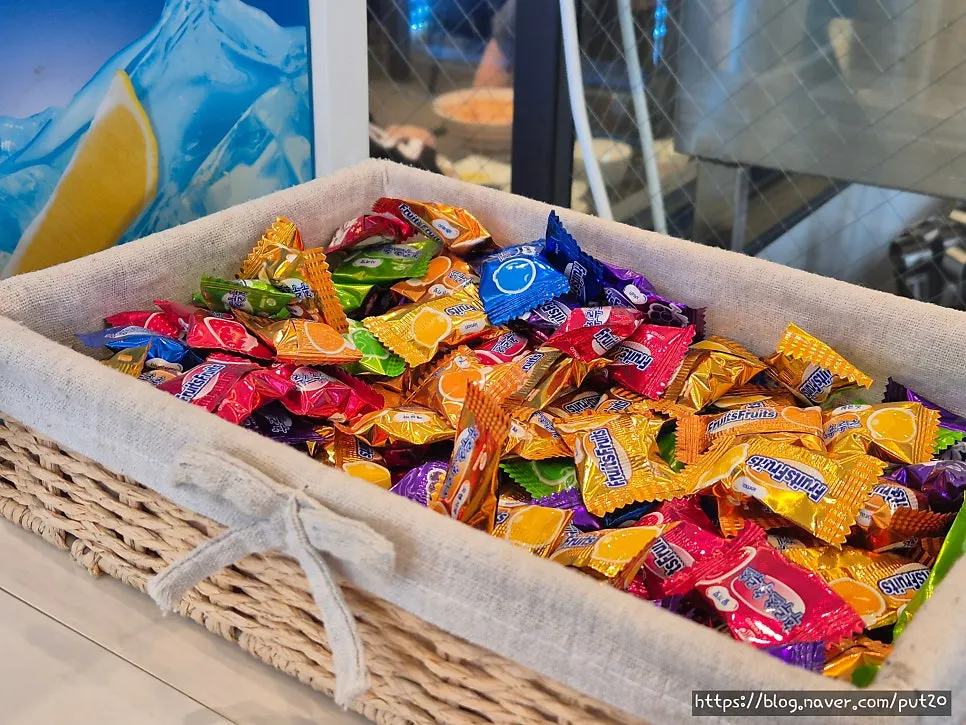 Palate-cleansing corner with drinks and candy