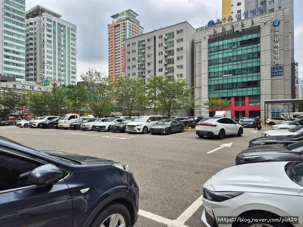Large public parking lot in front of the restaurant