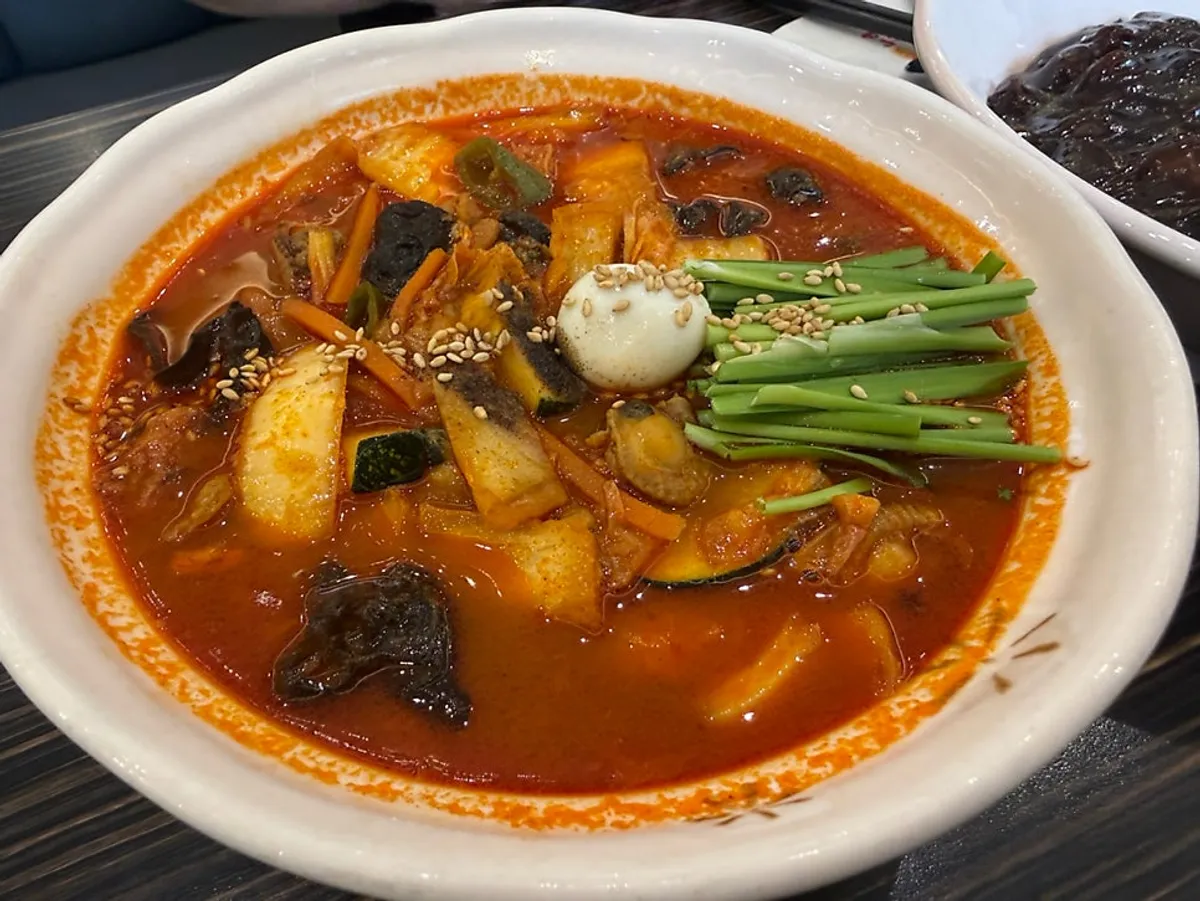 해산물 건더기가 푸짐한 기본맛 짬뽕 한 그릇
