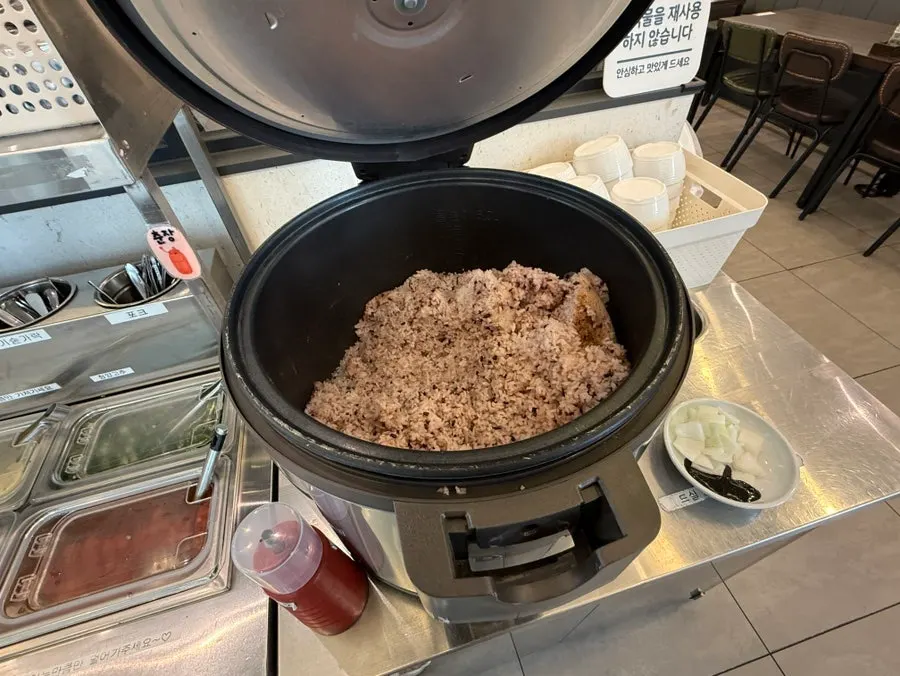 셀프바 반찬과 밥을 담은 테이블