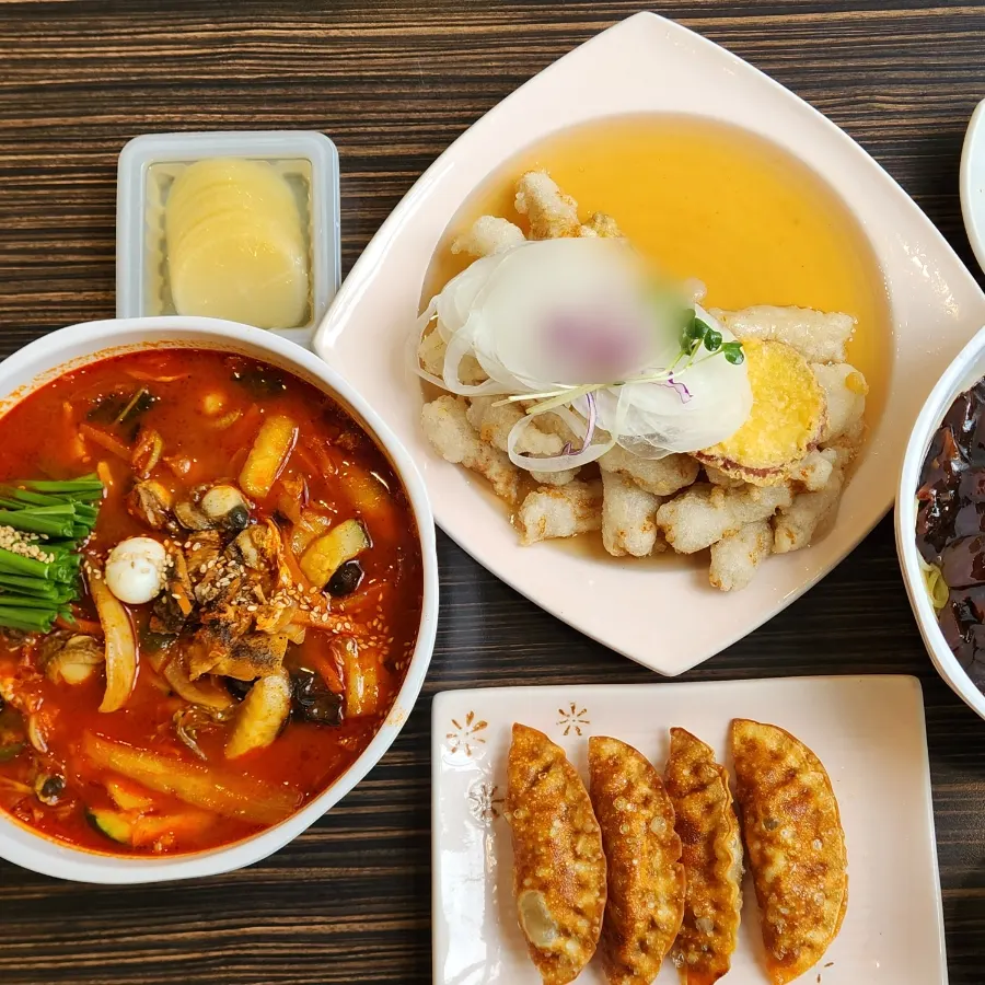 짜장면 짬뽕 찹쌀탕수육이 적힌 메뉴판