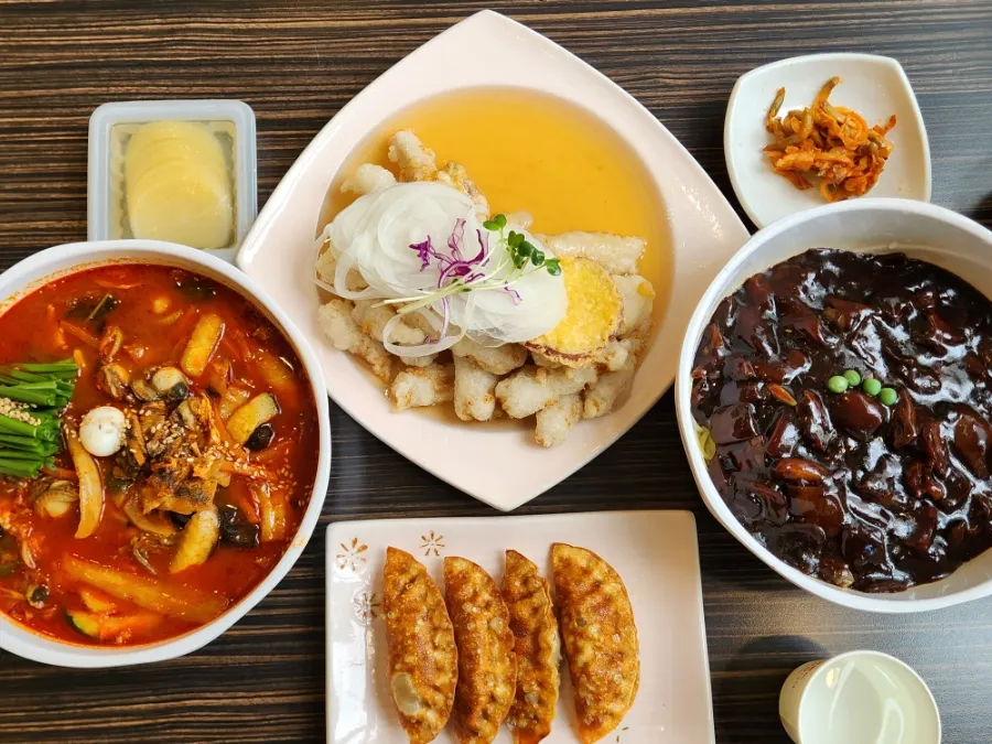 짜장면 짬뽕 탕수육이 차려진 푸짐한 한 상