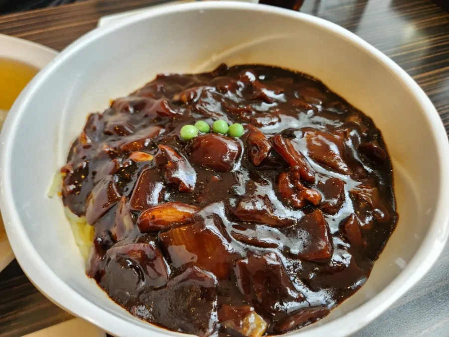 탱글한 면발의 짜장면 곱빼기