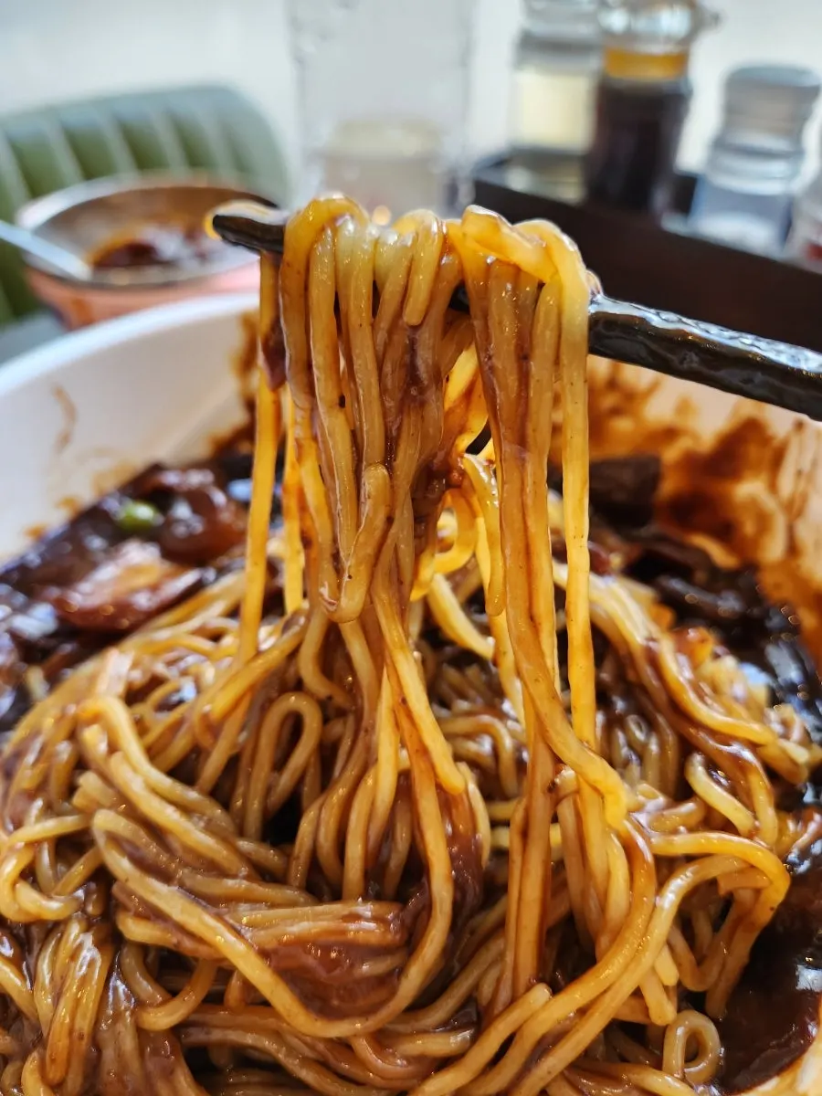 비벼놓은 짜장면 한 젓가락