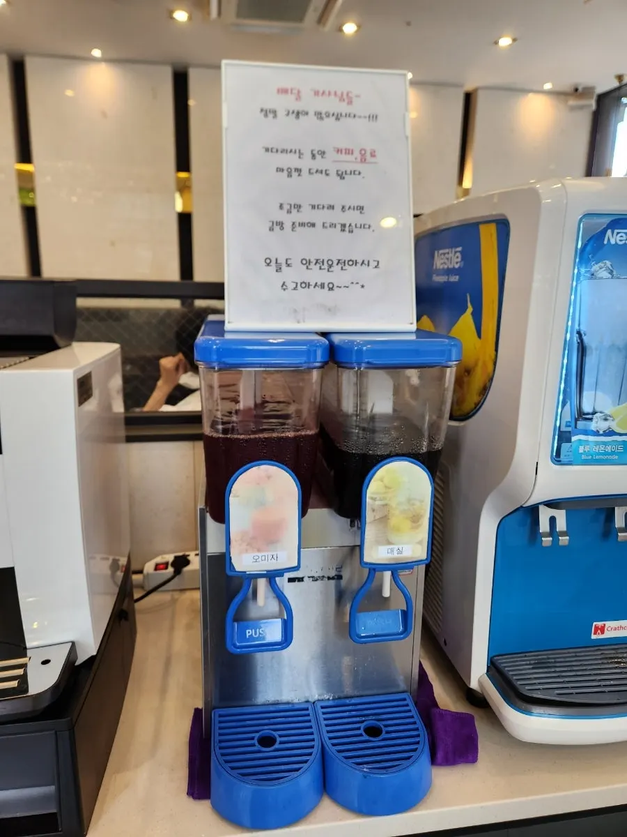식사를 마친 짬뽕과 짜장면 그릇