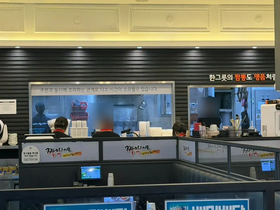 66석 규모의 넓은 홀 좌석