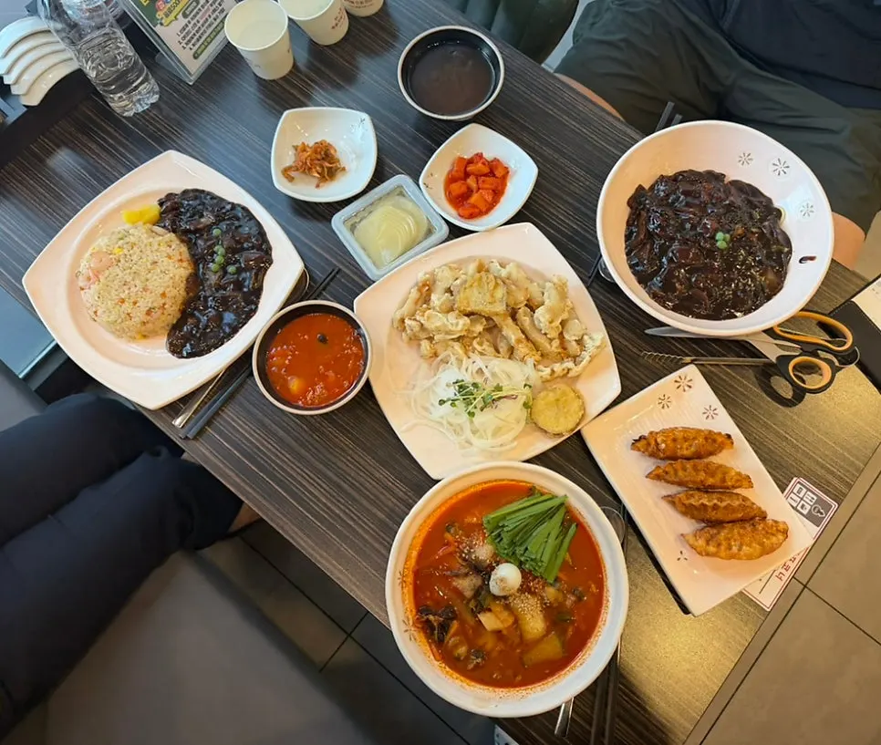 주문한 지존짬뽕과 지존짜장 상차림