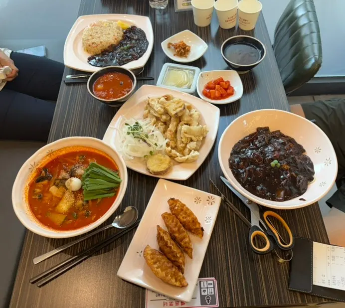 테이블에 차려진 중식 메뉴들