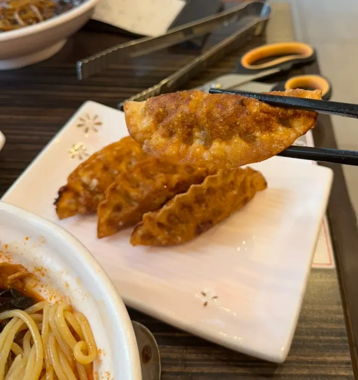 탕수육을 소스에 찍는 모습