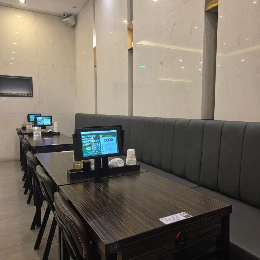 Interior of Jjambbong Jijon Bucheon Jung-dong Branch with spacious tables