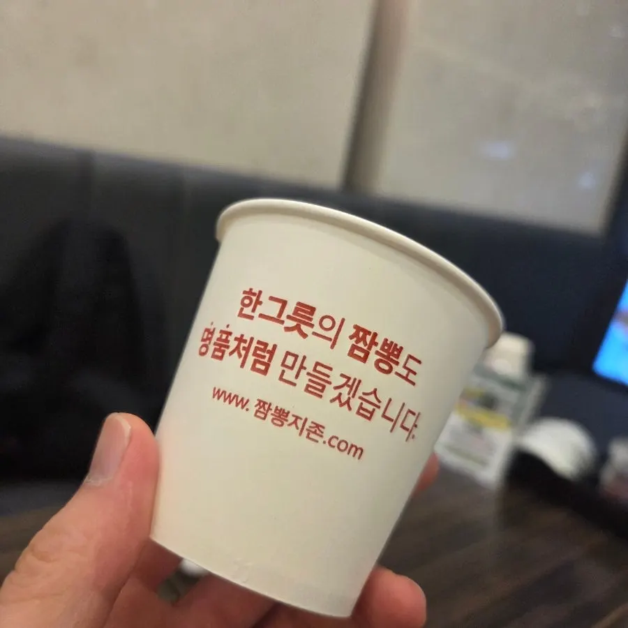 Seasoning containers placed on each table