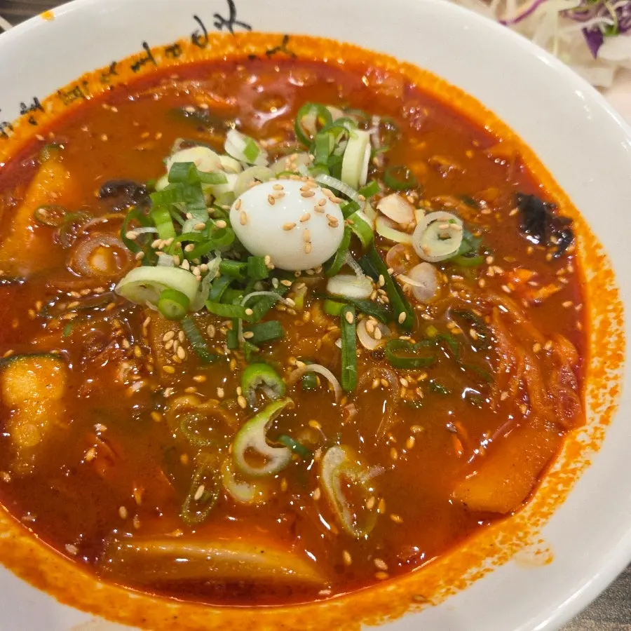 A bowl of sujebi jjamppong with hand-torn dough dumplings