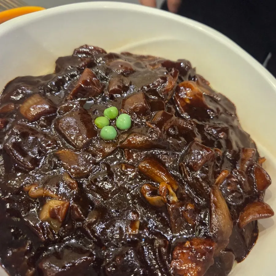 A bowl of large-portion jjajangmyeon