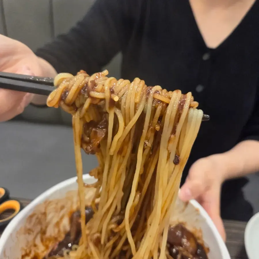 Noodles and toppings mixed with jjajang sauce