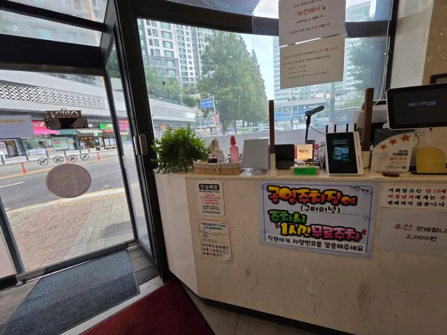 Seating inside Jjambbong Jijon Bucheon Jung-dong Branch with floor-to-ceiling windows