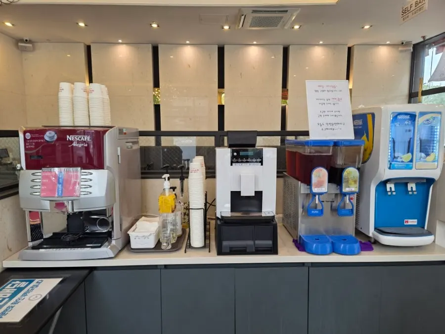 Self-serve corner with drinks and side dishes