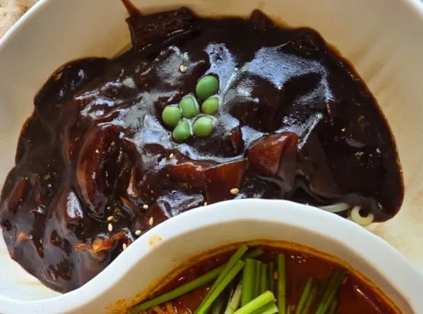 Jijon jajangmyeon coated in a generous sauce