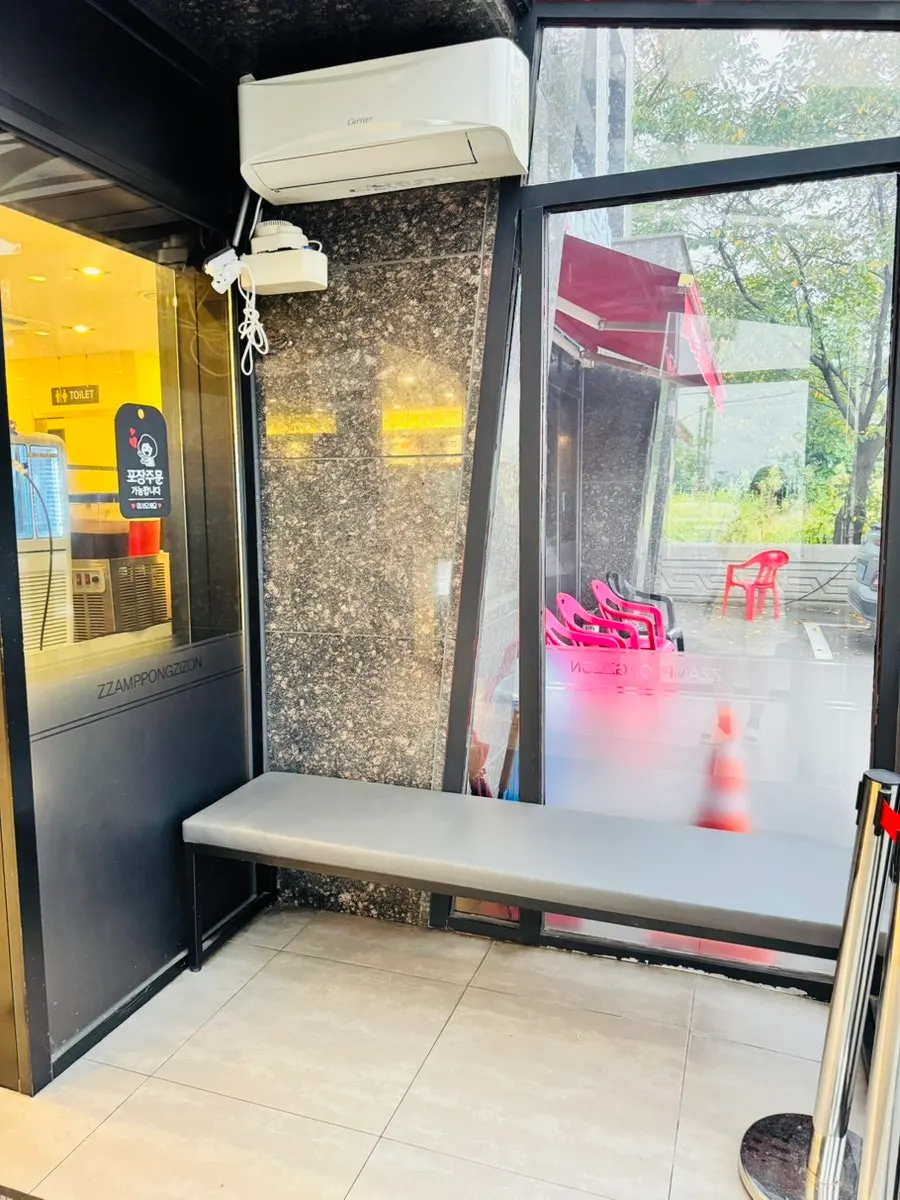 View of the entrance waiting area at Jjamppong Jijeon Seooreung Branch