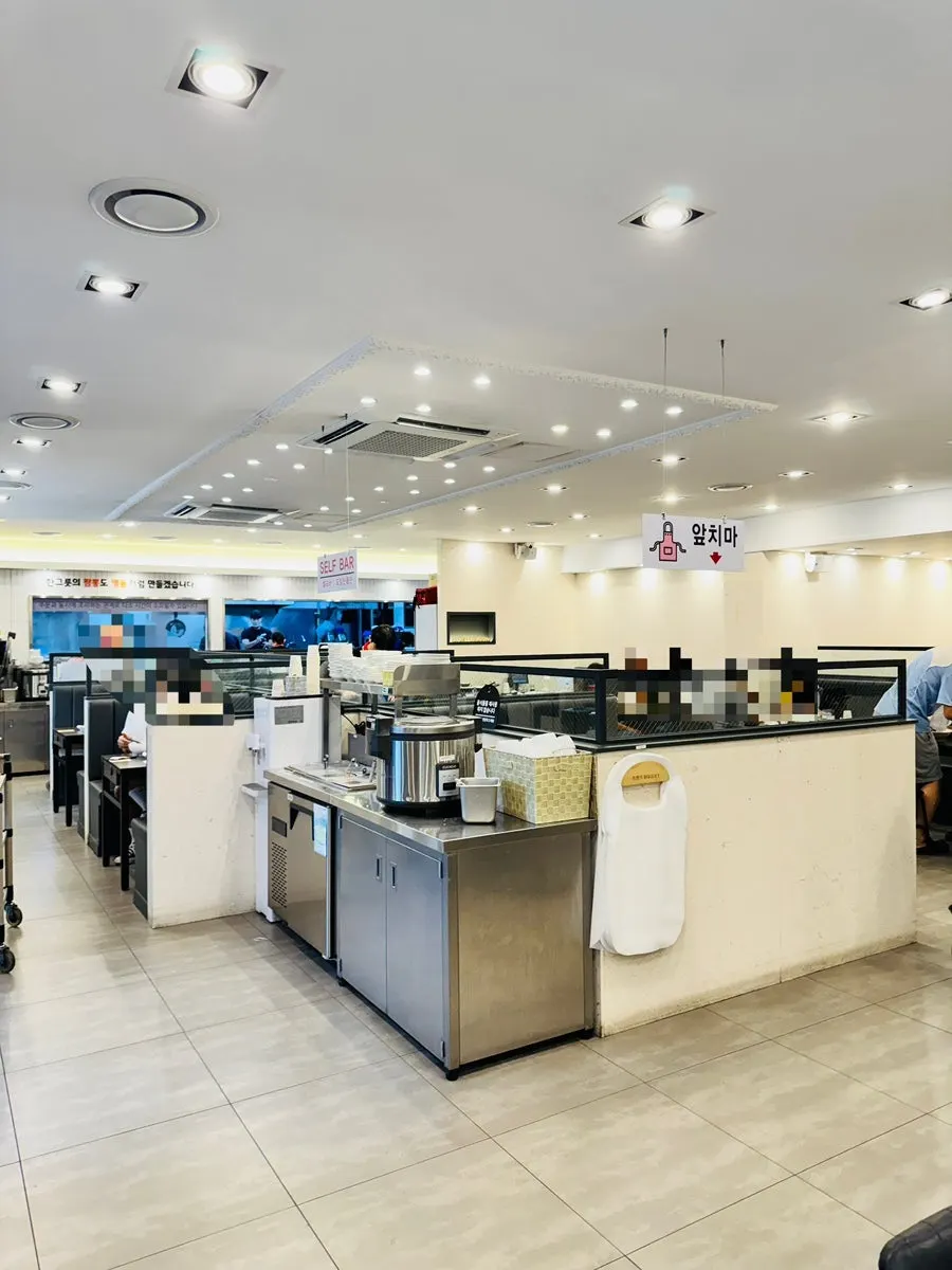 Spacious and pleasant interior of the Chinese restaurant