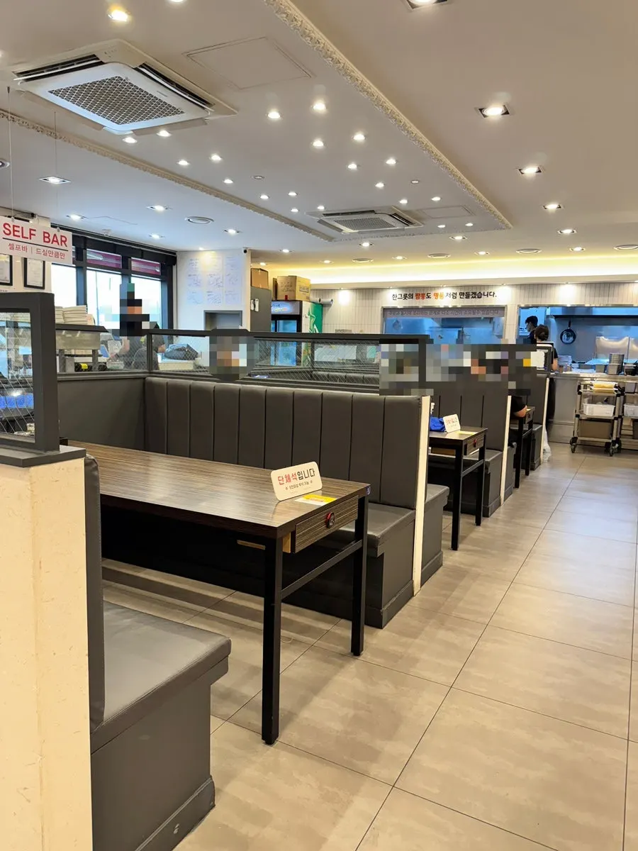 Table seating with clean interior design