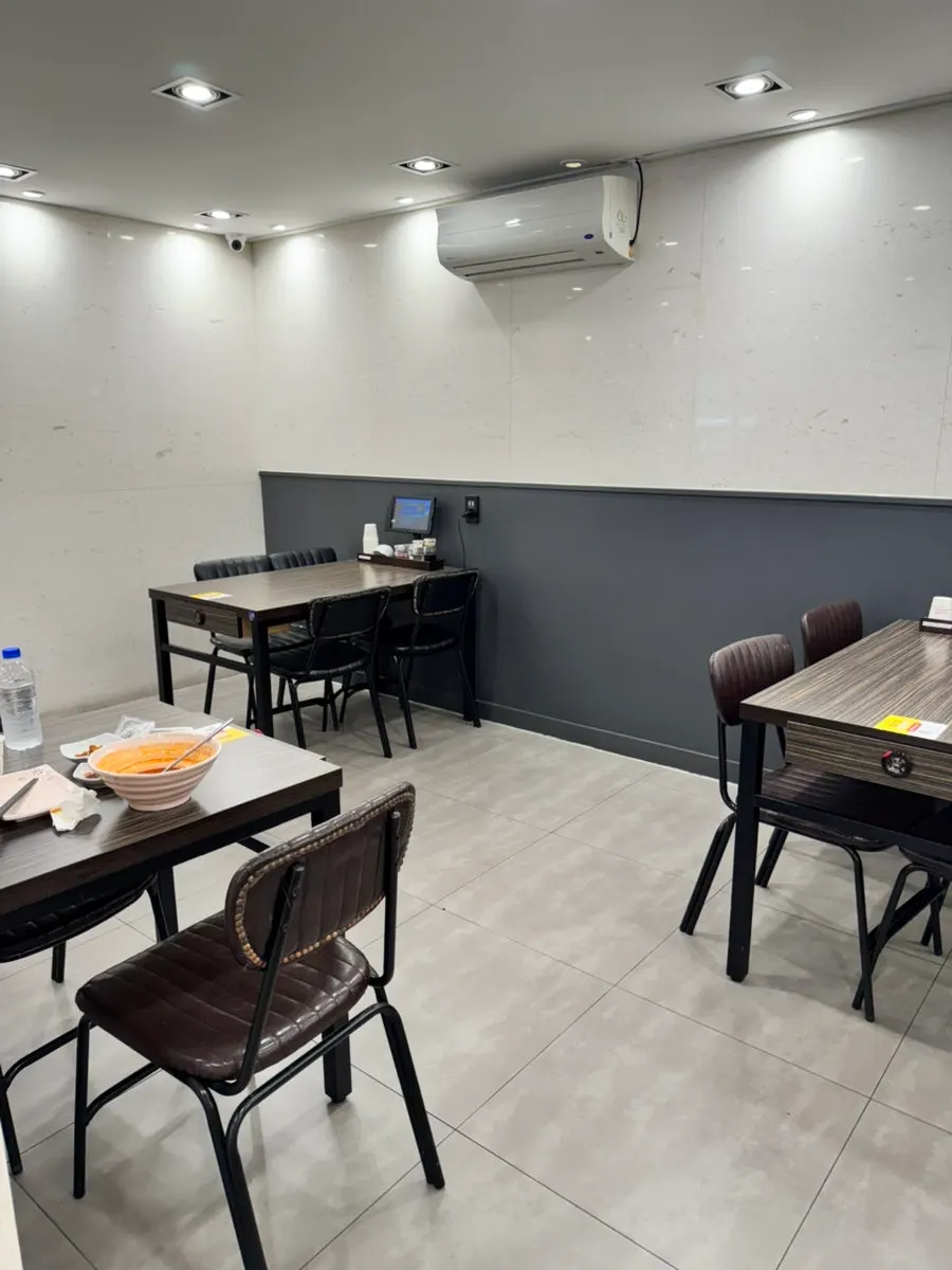 Seating layout inside Jjamppong Jijeon Seooreung Branch