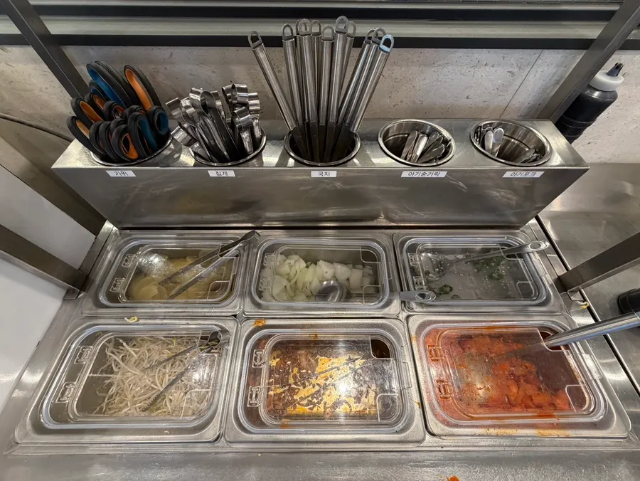 Seating and interior atmosphere at Jjamppong Jijeon Seooreung Branch