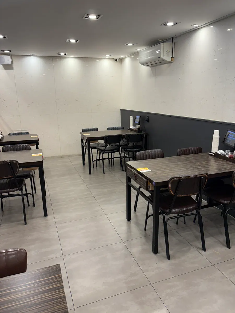커피와 차가 준비된 후식 코너