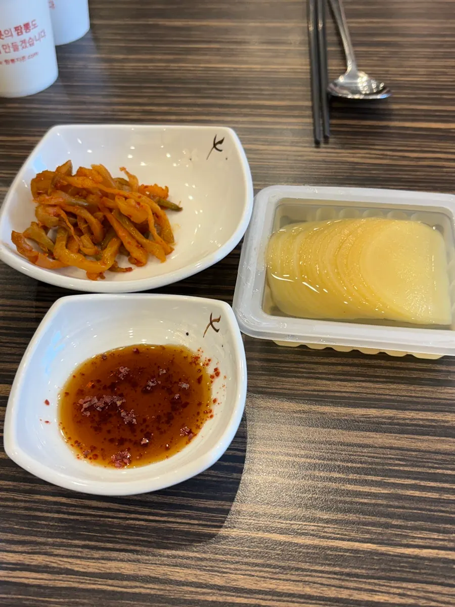 테이블마다 설치된 주문 키오스크