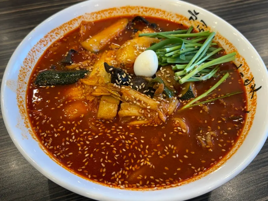 식초와 간장 등 테이블 양념류 세팅
